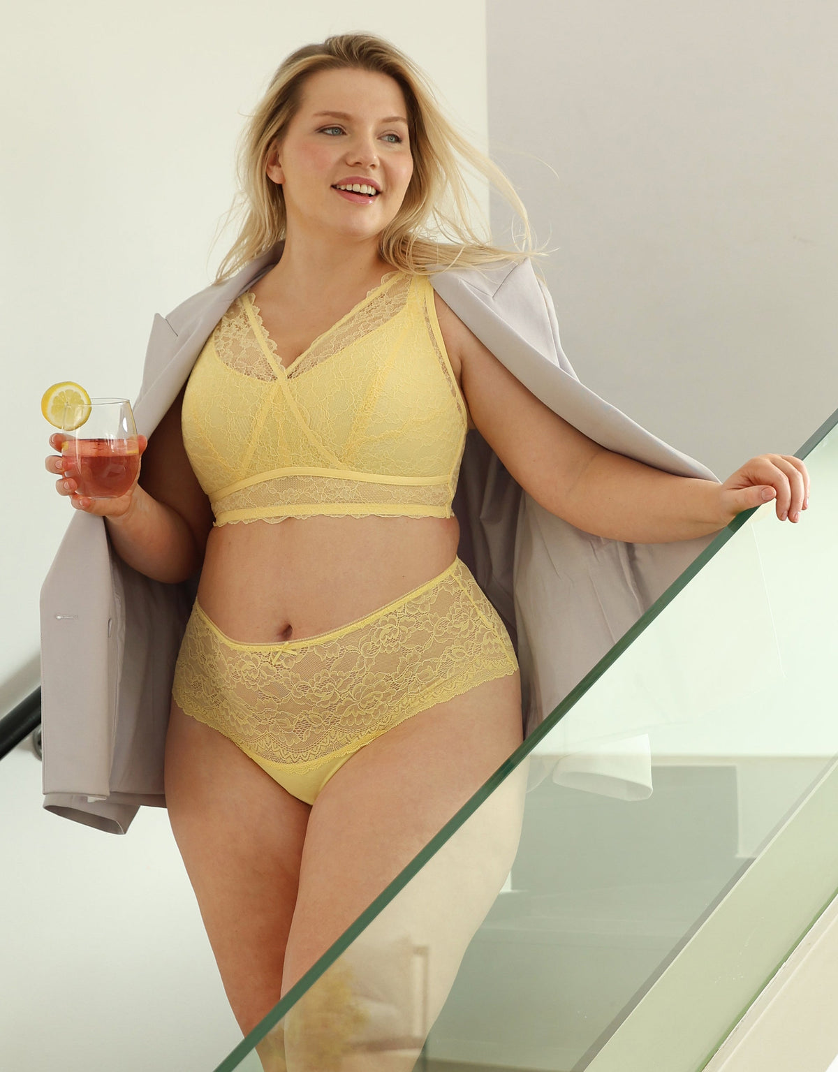 High-String Lace Basic Butter