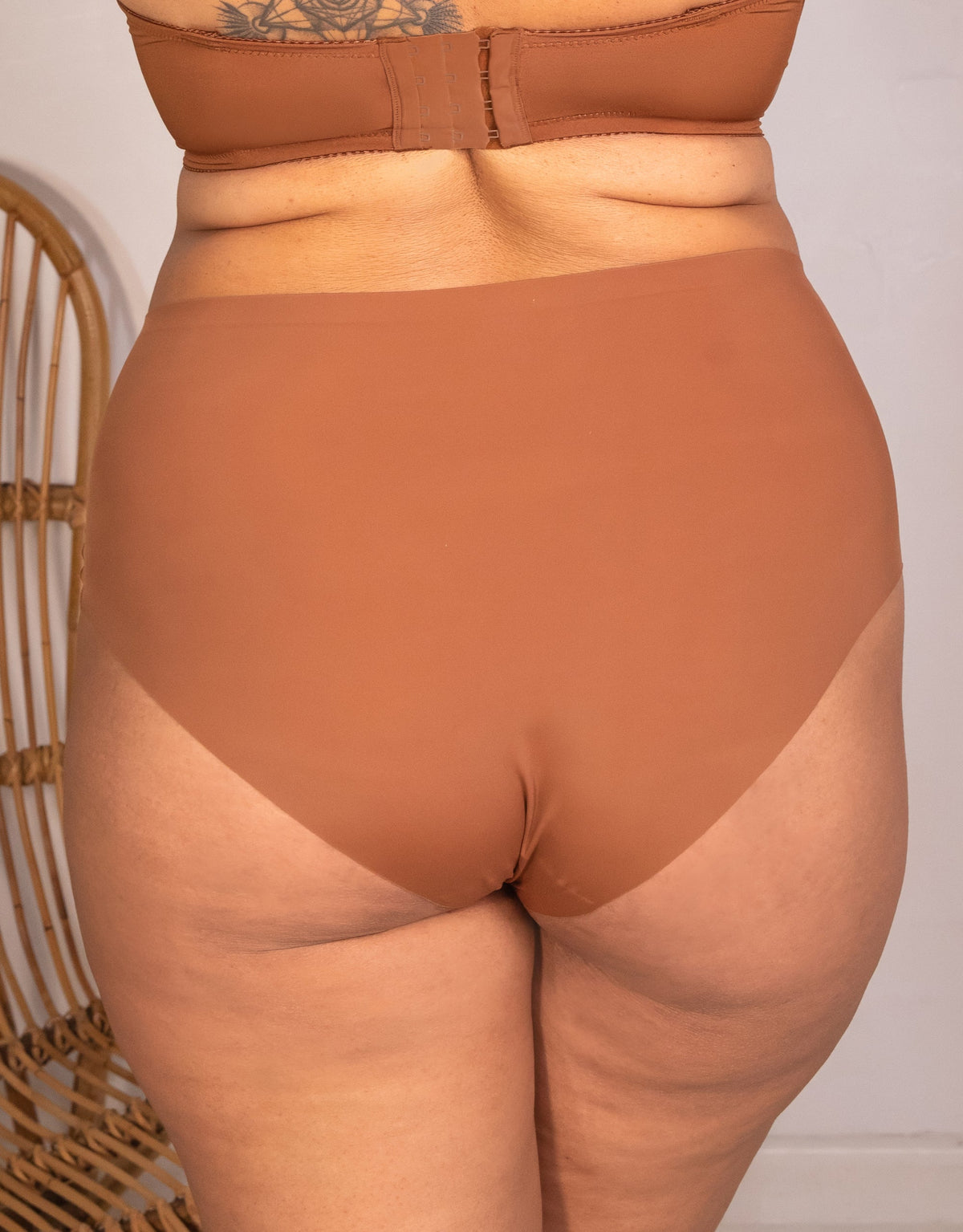 High-Panty Invisible Basic Mousse